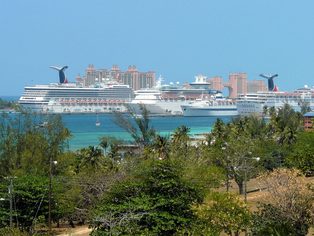 Bahama's: Nassau - view on cruiseships by Yory