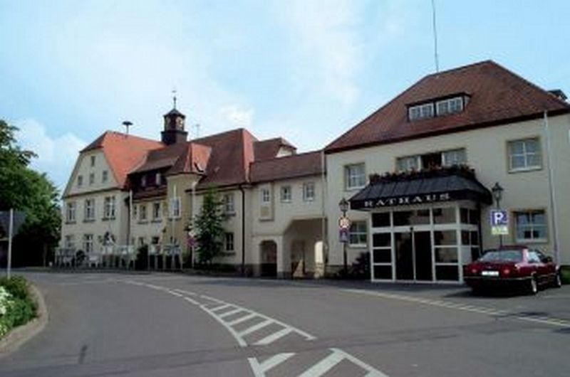 Rathaus und Schule Mainleus by Rick Donovan