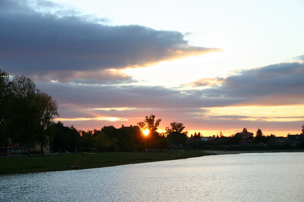 Juh ako ho nepoznáte. Sunset over Sunny Lake's south side by dejdes