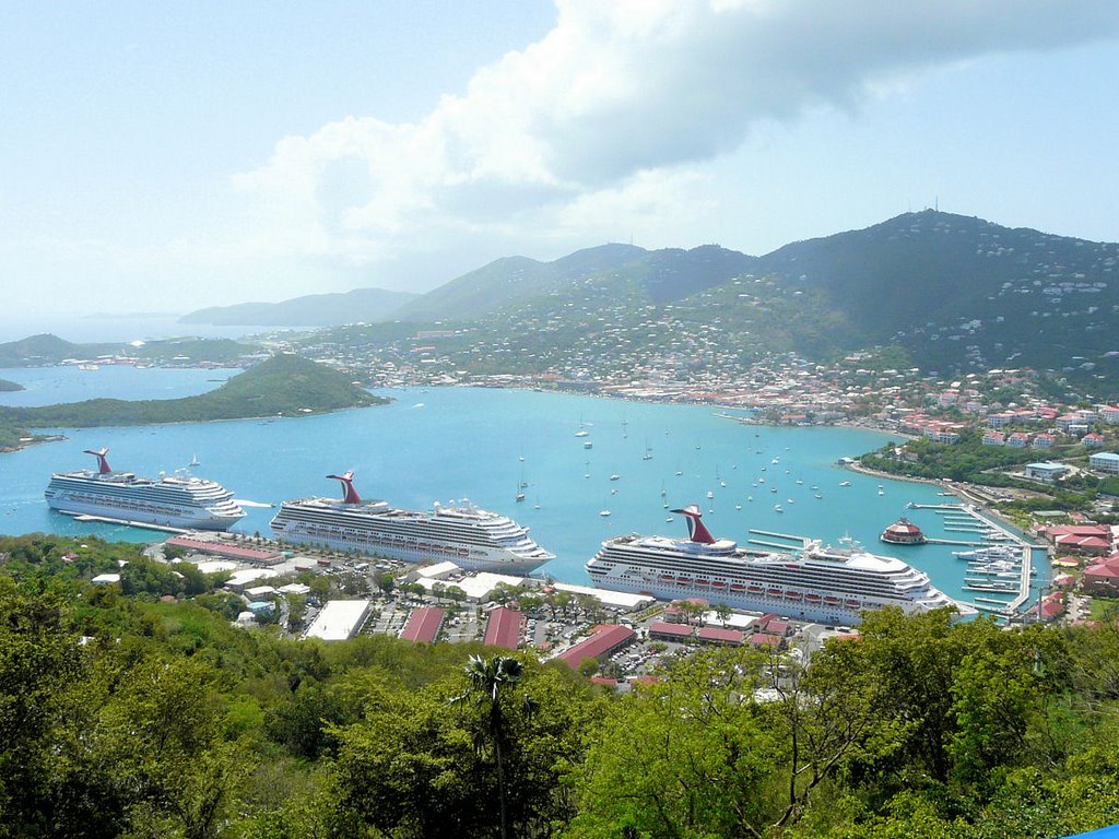 St. Thomas: view on Magen's Bay and the cruiseships (Carnival Liberty left) by Yory