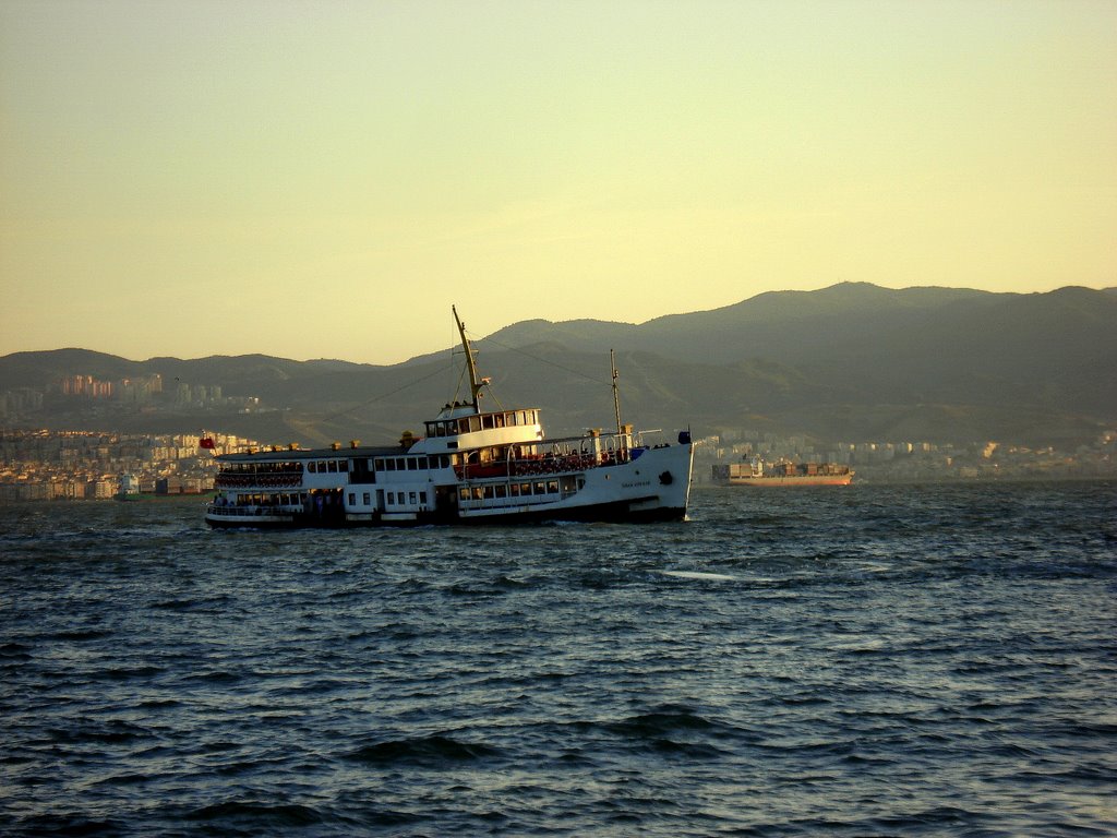 İzmir-Karşıyaka Vapur İskeleye Geliyor by TANJU KORAY UCAR