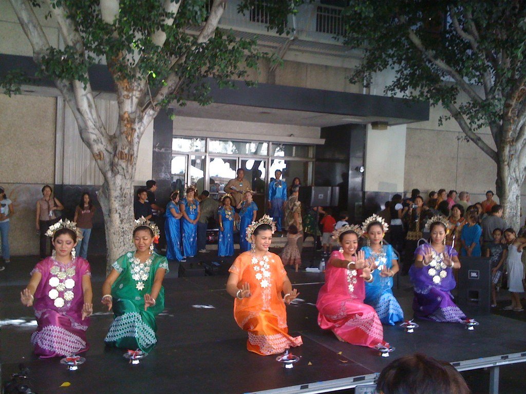 Indonesian Dancers by buxdaman