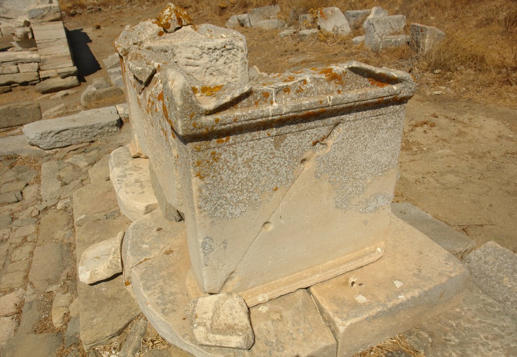 Tumba o altar en el templo de Apolo by tonisavbcn