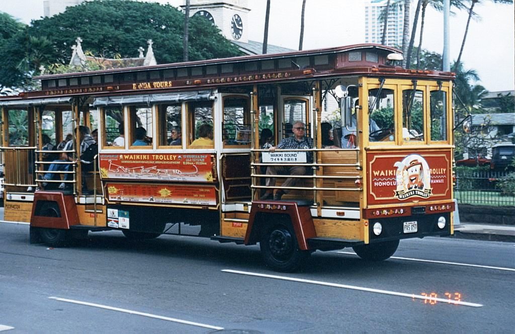 Waikiki Trolley by andrzej polak