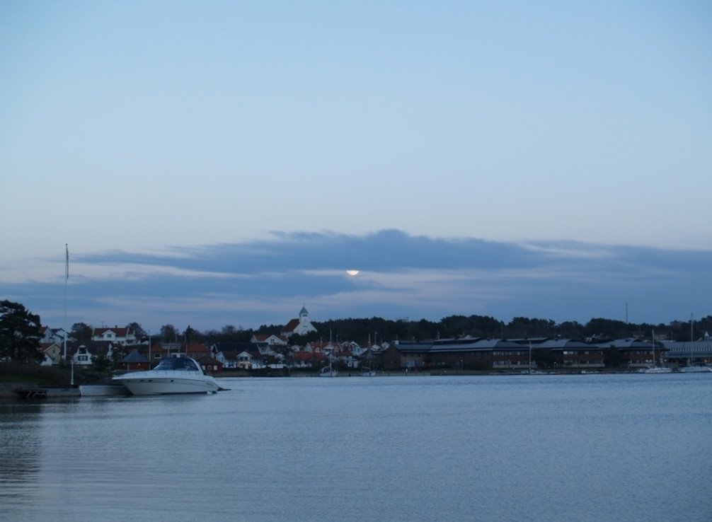 Kyrka, Stenungsund by Kristian Littke