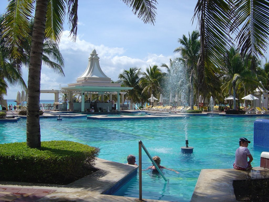 Riu Palace Riviera Maya Swimming Pool by fitas