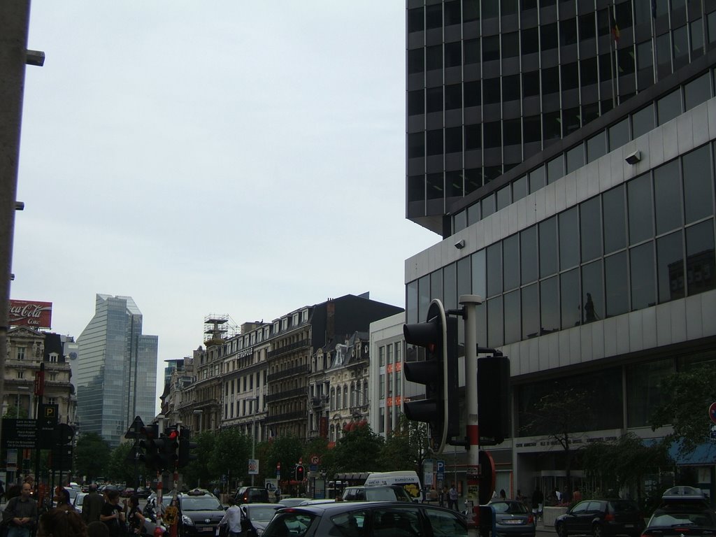 Centre Administratif, Bruxelles, regarde à la Place De Brouckere by LuMascaro