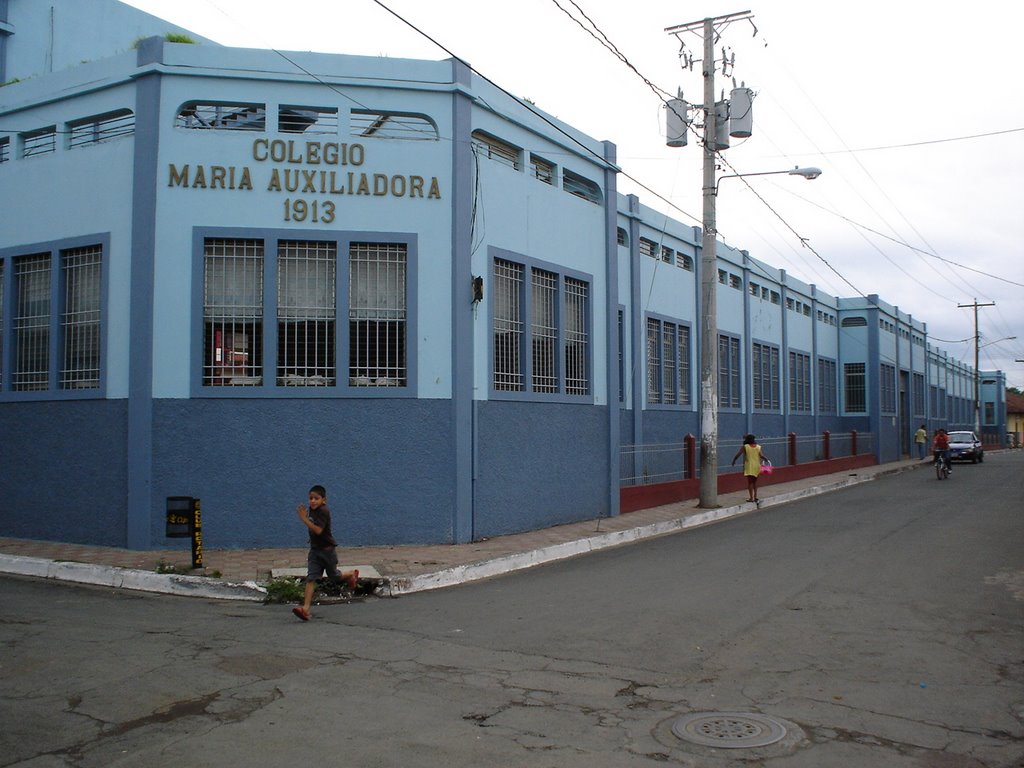 María Auxiliadora School, Granada by Victor Cruz Piña