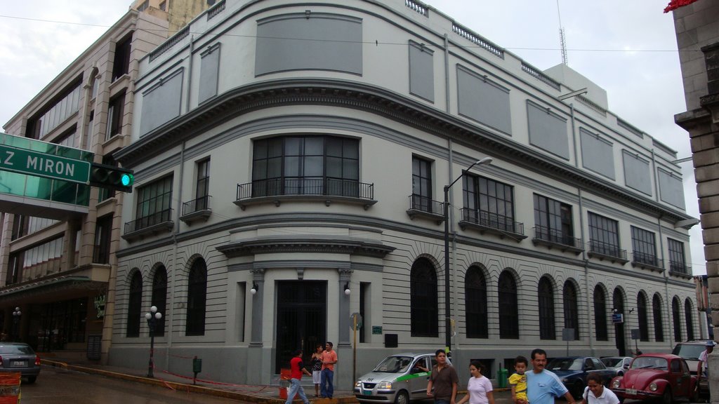 Edificio en la zona Centro de Tampico by Tejeiros