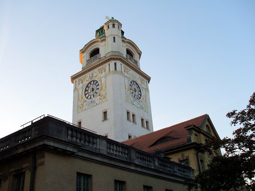 Détail de la tour et le l'horloge depuis Rosenheimerstrasse, Müllersche Volksbad, Munich, Bavière, Allemagne, Mai 2007 by Christian Claveau