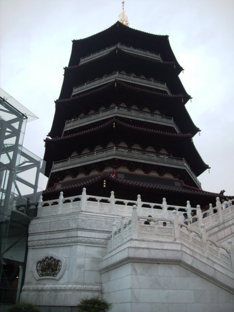 Hangzhou-leifeng pagoda by HALUK COMERTEL