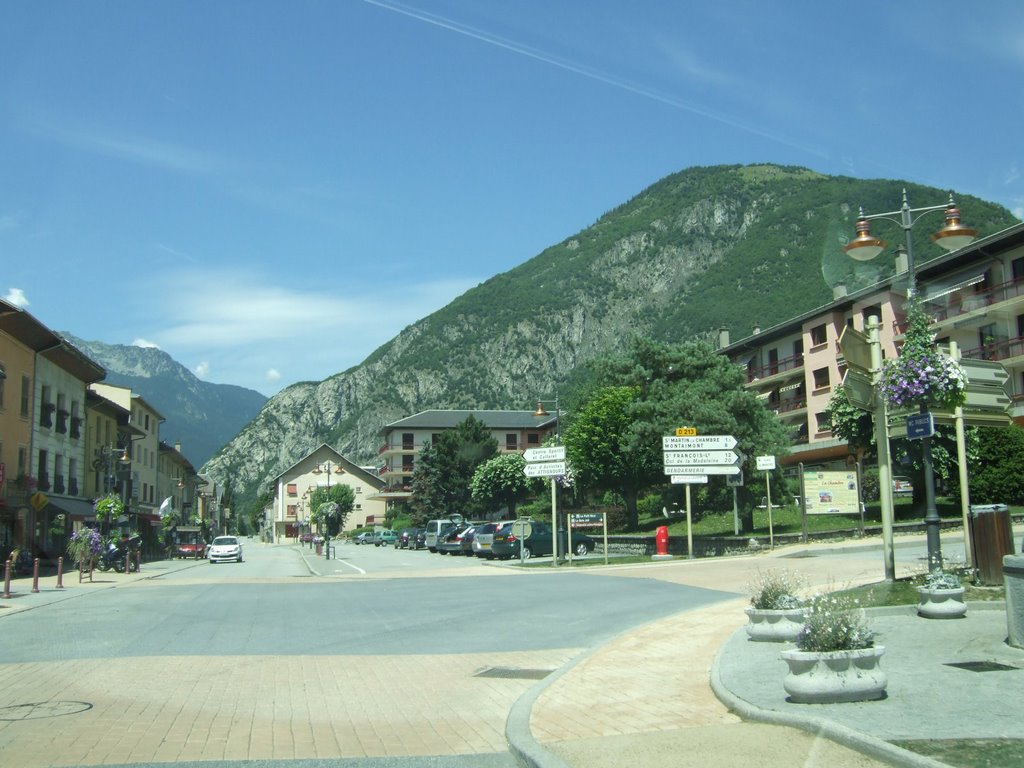 La Chambre, Ortsmitte, nach rechts zum Col de la Madeleine by RDZfds