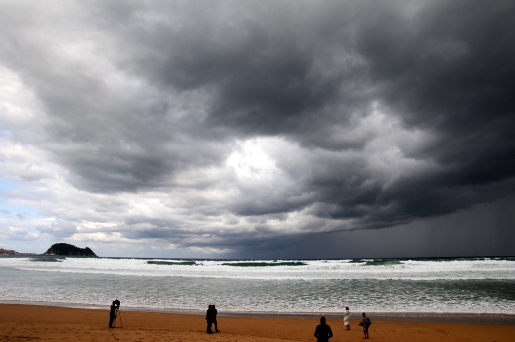 Tormenta en la playa de Zarautz by Lorentxo