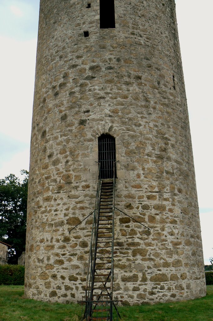 Donjon de Châlus (où Richard-Coeur-de-Lion fut mortellement blessé). by chollet-ricard