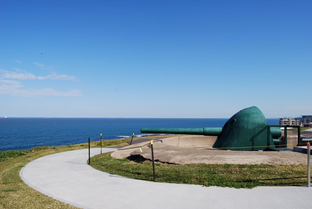 Guns at Fort Scratchley by Atul Rastogi