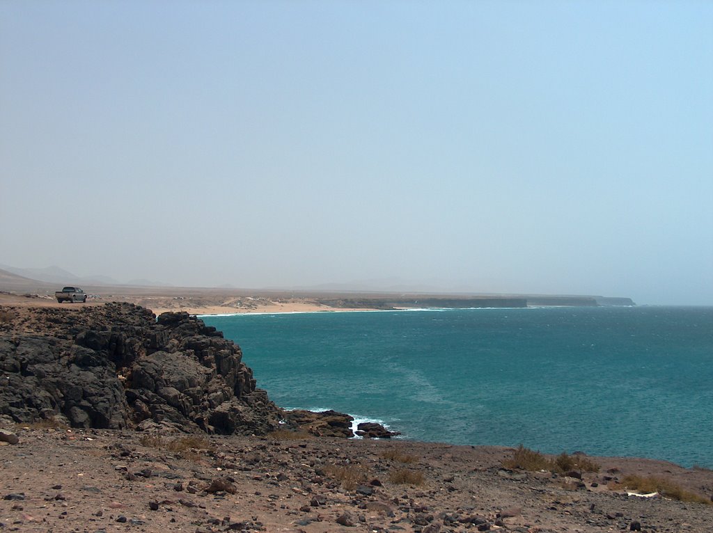 View southwards from the harbour in El Cotillo by Bartek B.