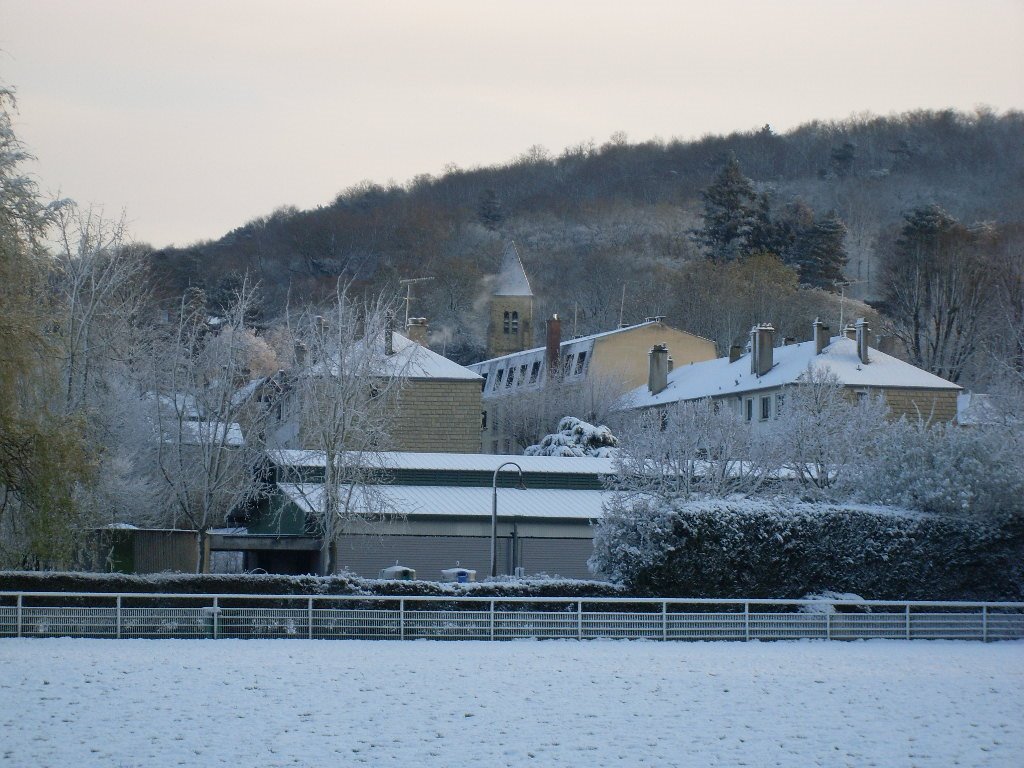 Stade de rugby, le Marché, et l'Eglise et le plateau forestier au dernier plan, traversée par la route de Belle Image - Avril 2008 by didierjehanno