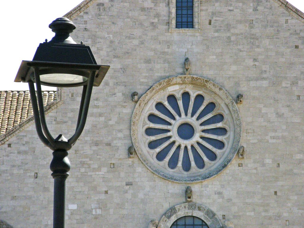 Duomo di Trani ( XII secolo): simmetrie romaniche by caputmallei