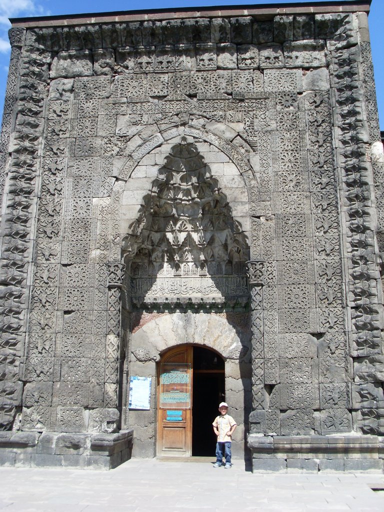 Yakutiye medresesi kapısı by Turgut AYDIN