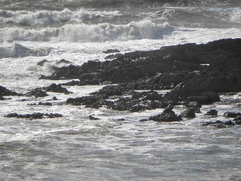 Breakers at High Tide by daffyd