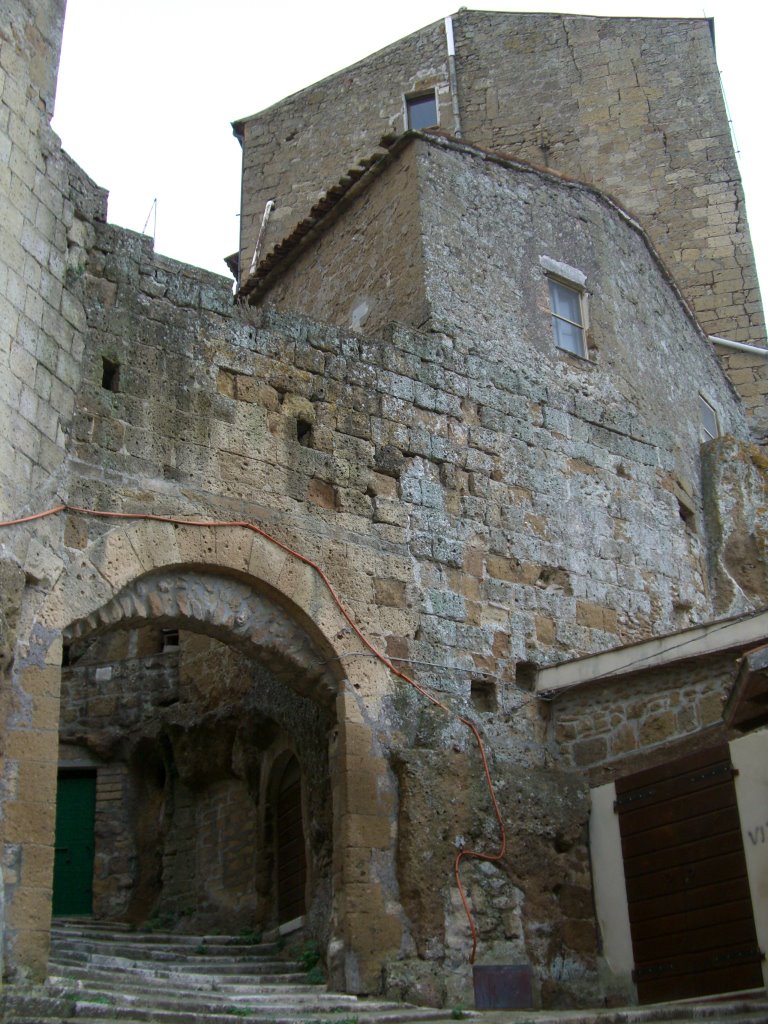 Unteres Stadttor zu Pitigliano by d.eisentraut