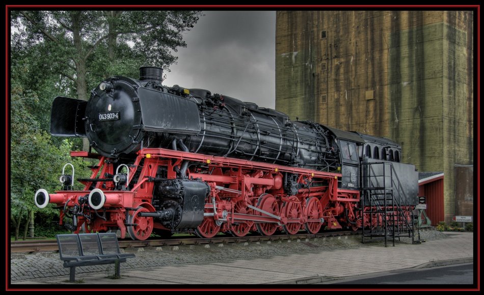 Dampflok am Emdener Hauptbahnhof by Klaus Göbel