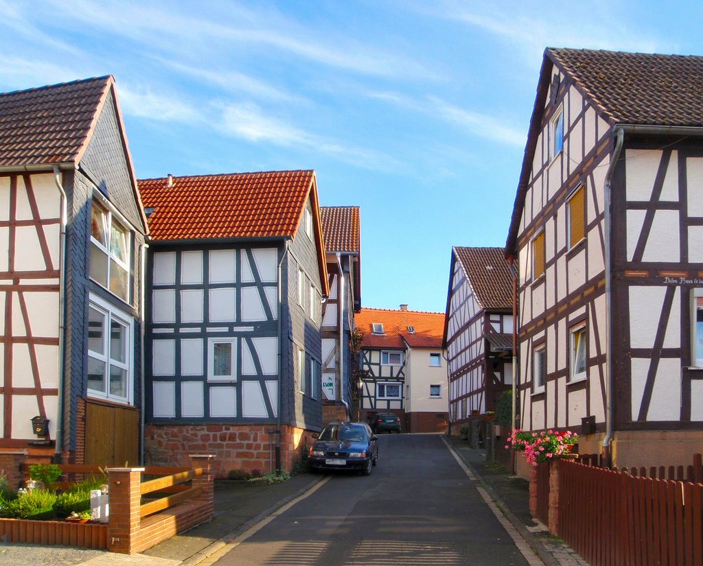 Hachborn, früher 'Erbsengasse', heute 'Klosterstraße' by Klaus Rommel