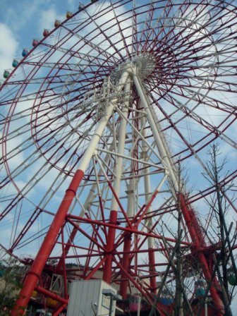 Giant Ferris wheel in Japan by Carlos Martinelli