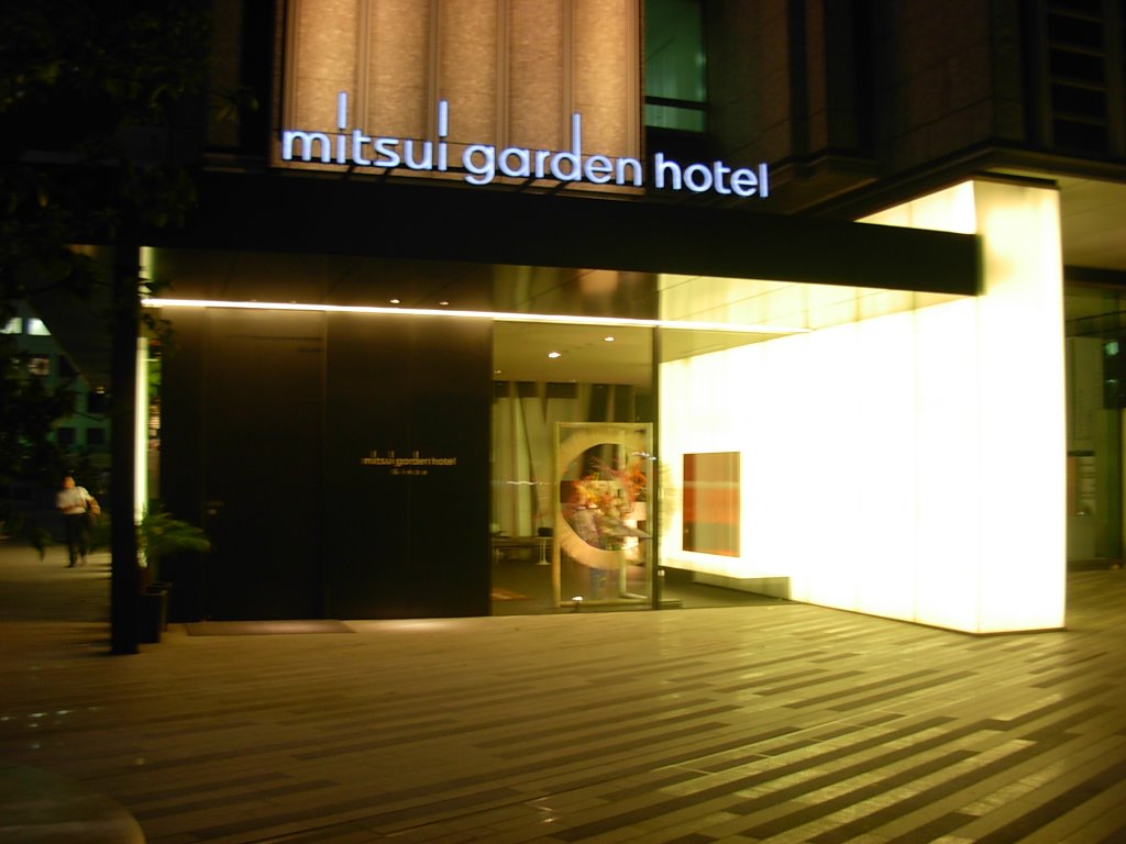 Mitsui Garden Hotel Ginza, entrance at night by MediaTraveller