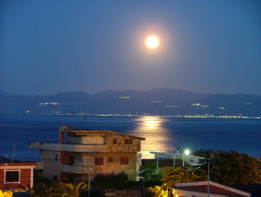 MOTTA SAN GIOVANNI - Lazzaro: luna al tramonto sulla Sicilia, ore 6.06 (moon at sunset on Sicily; 6.06 a.m.) by lillo56