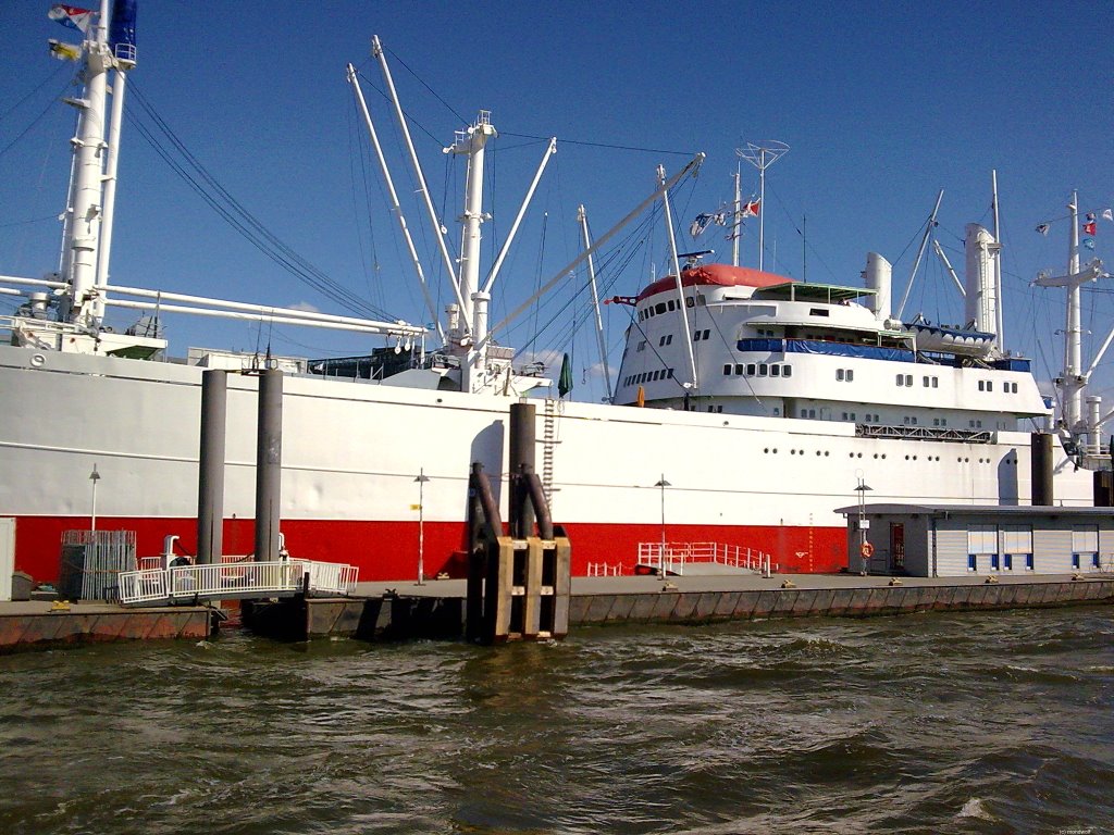 Containerschiff im Hamburger by mondwolf