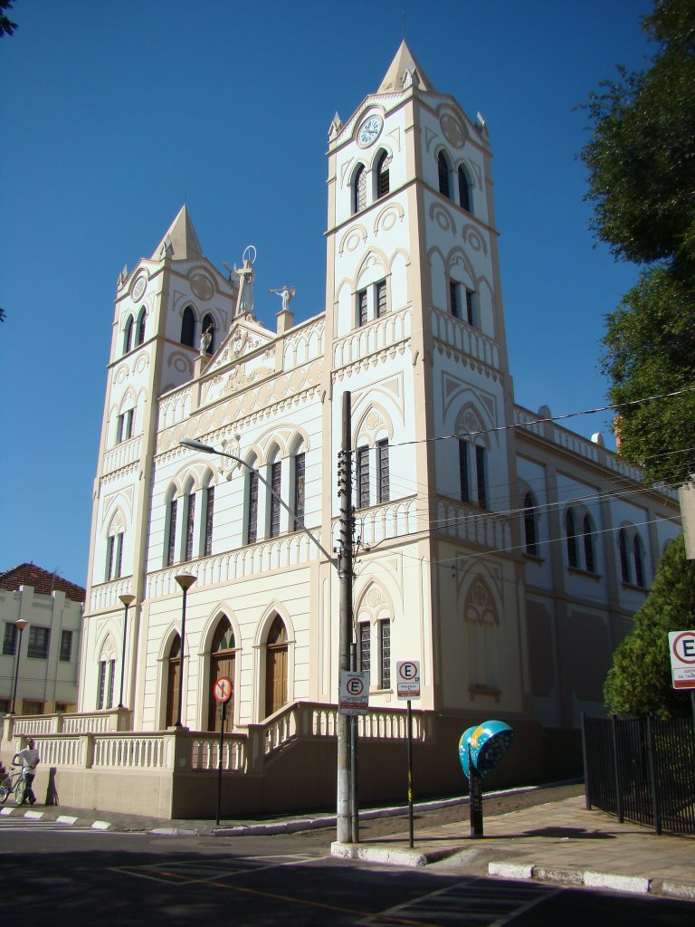 Igreja Matriz no centro da cidade by MARCO SENCHE