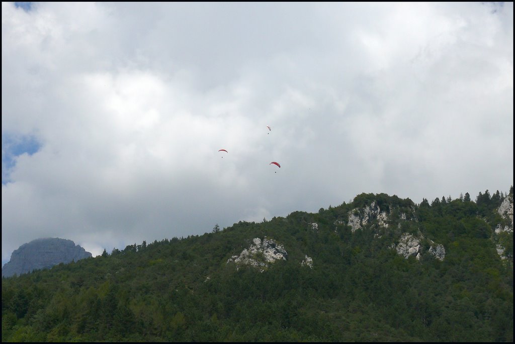 Molveno - Parapendii in volo by ©Luigi Petrazzoli