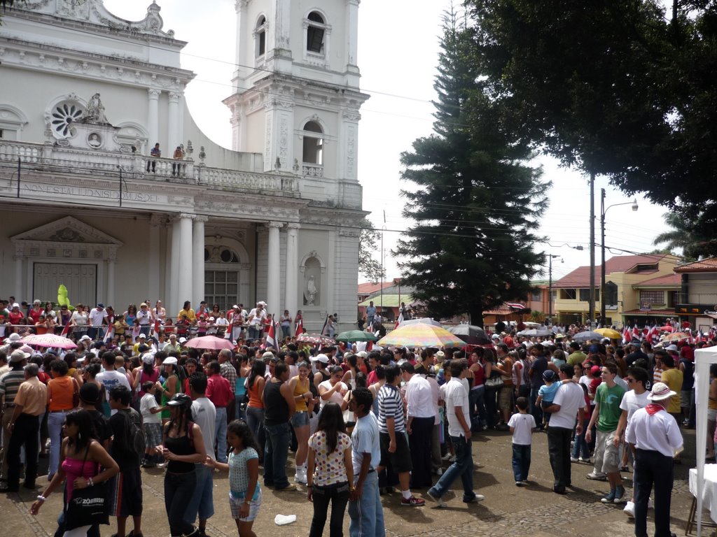 Acto Cívico frente a la Basílica by Jerry Murillo