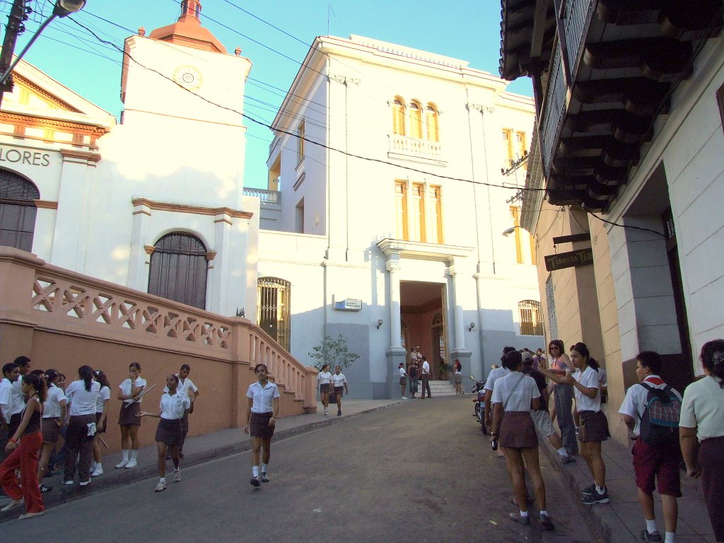 Collège La Salle où Fidel Castro fit ses études secondaires, À côté de l'église Dolores, Santiago de Cuba, Cuba, Février 2008 (le jour où Fidel a annoncé sa "retraite") by Christian Claveau