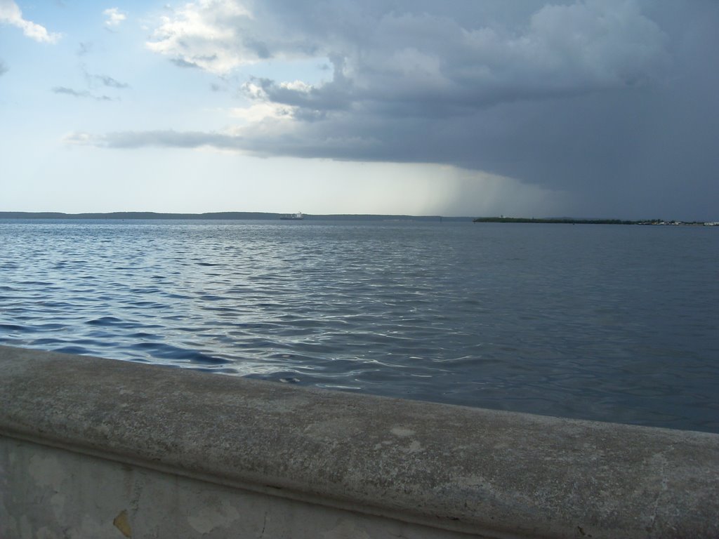 Malecon de Cienfuegos by LauraP