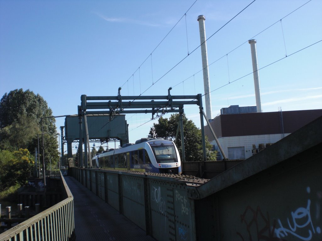 Nordwest-Bahn auf der Eisenbahnbrücke by © PhotoShot