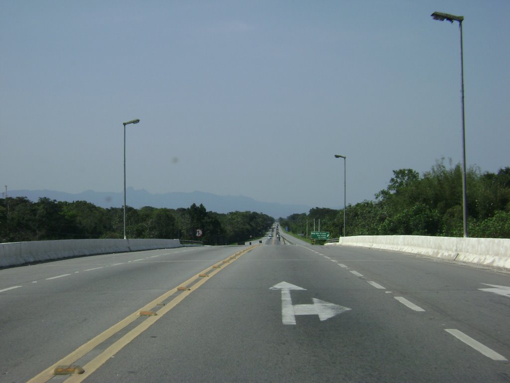 Rodovia Rio-Santos vista de cima do viaduto sobre a Rodovia Mogi-Bertioga by cacobianchi