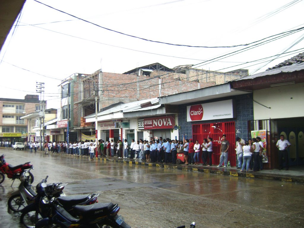 Esperando que pase la lluvia. by Wilfredo Valverde Febres