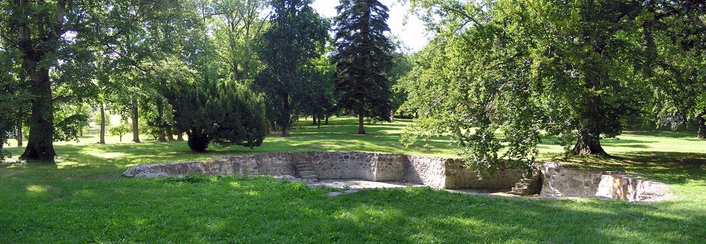 Koupadlo v zámecké zahradě, Valeč - pool in castle garden by HuntBehind