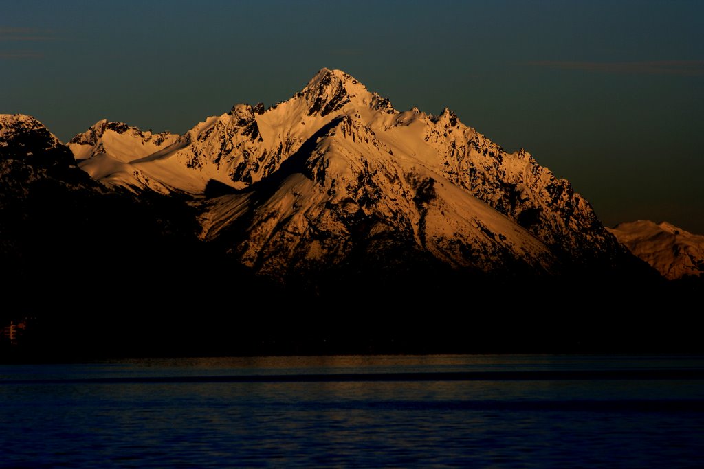 Cerro Capilla al amanecer by Roberto Tasso