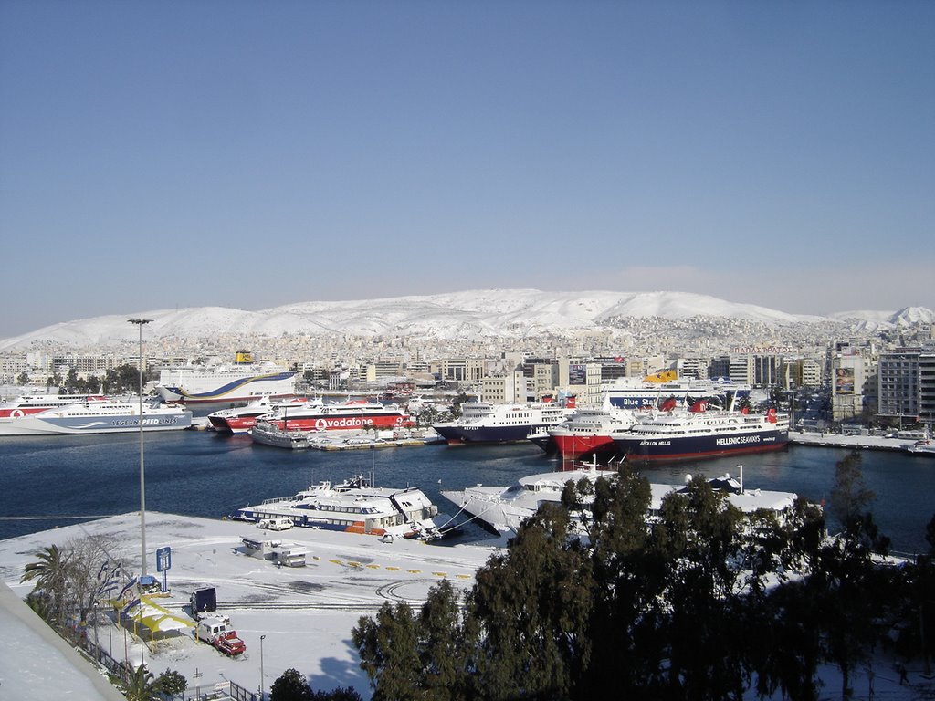 Snowing Pireus by stamit