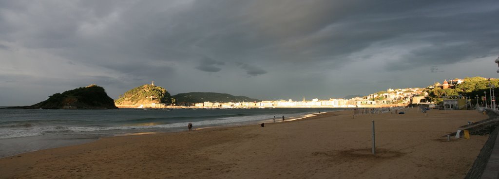 Donostia (Ondarretatik) by Iñigo Zuasti