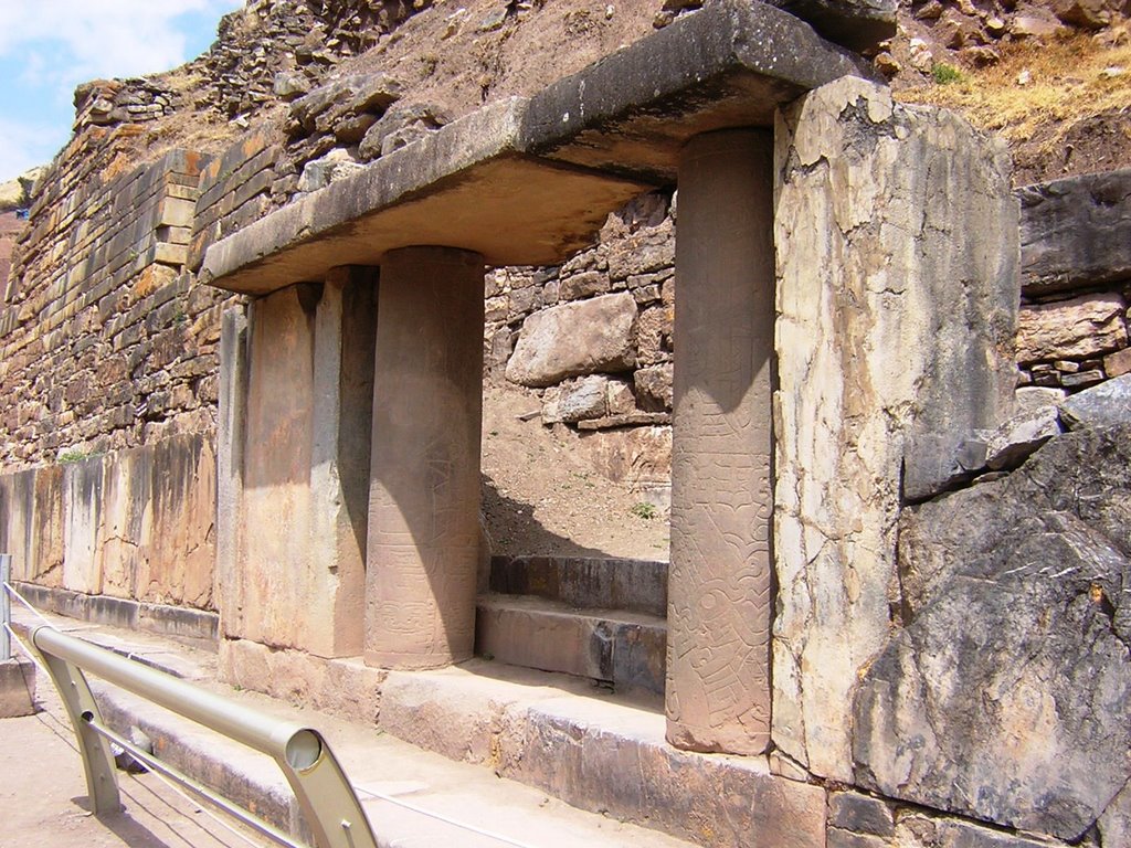 Chavin de Huantar - il portico de la falconida by maremagna