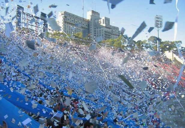 Lluvia de papelitos!! (Club Nacional de Football) by elchelsea