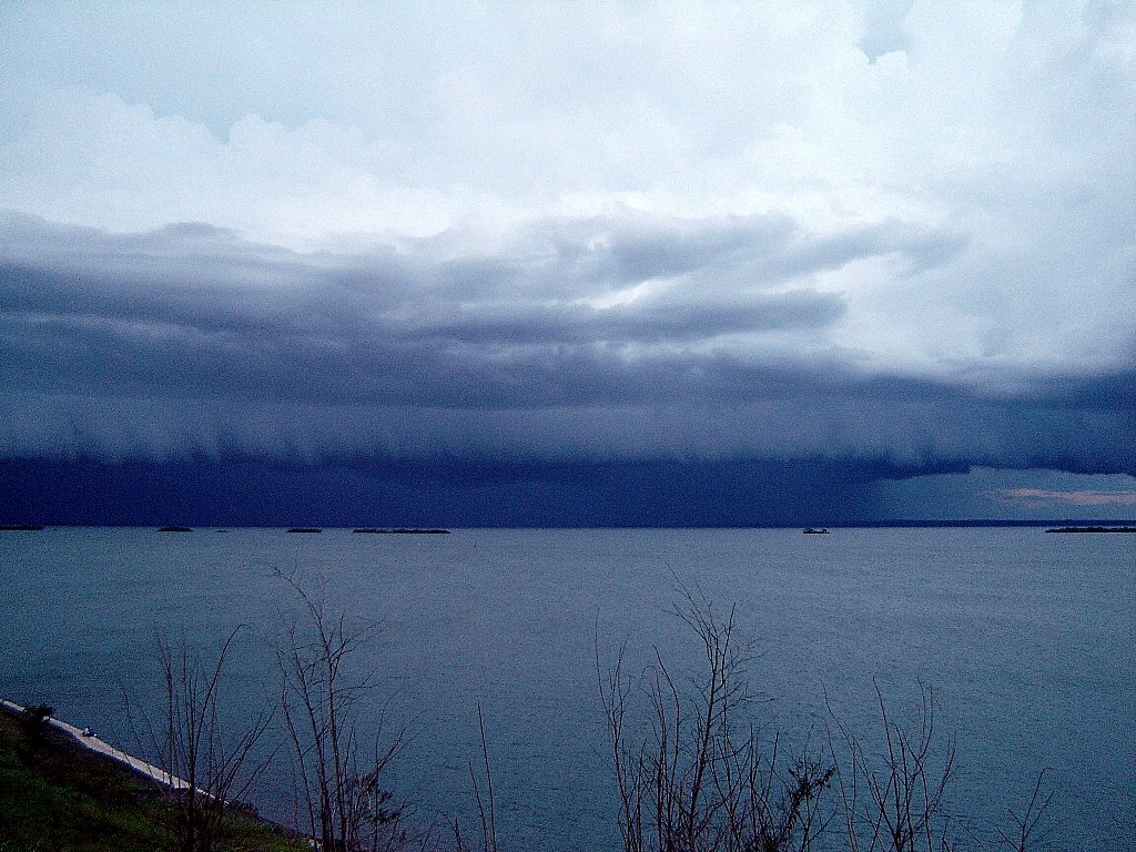 Chuva no lago. Presidente Epitácio - SP. by André Daffara