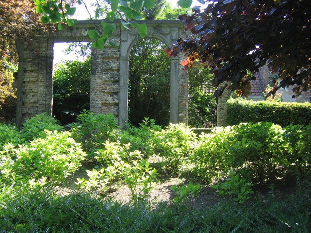 Ruins in the garden of House De Lalaing, Oudenaarde Pamele by karakt