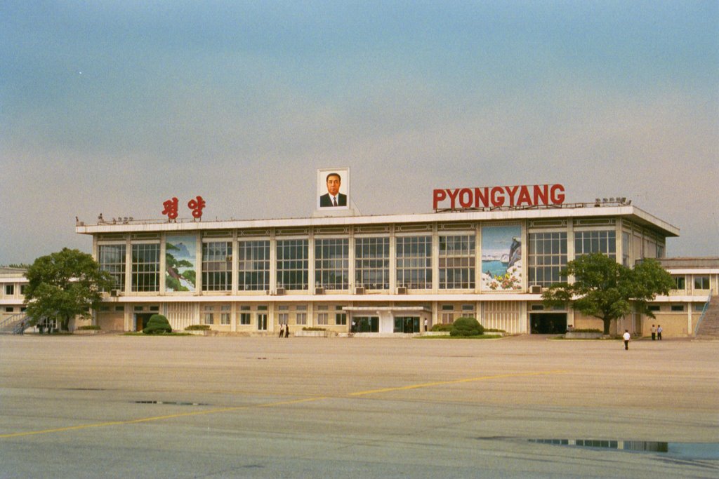 Sunan Airport by www.NKeconWatch.com