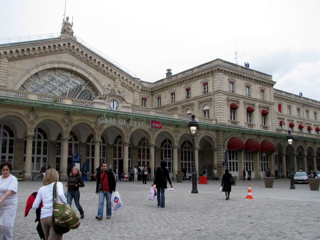 Pariser Ostbahnhof by Patrick Berthold