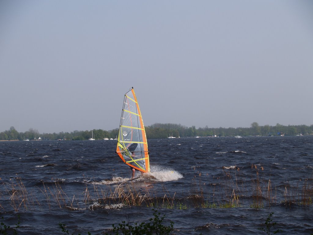 Surfer op het Paterswoldsemeer. Eelderwolde, 2006 by Jan R. Ubels